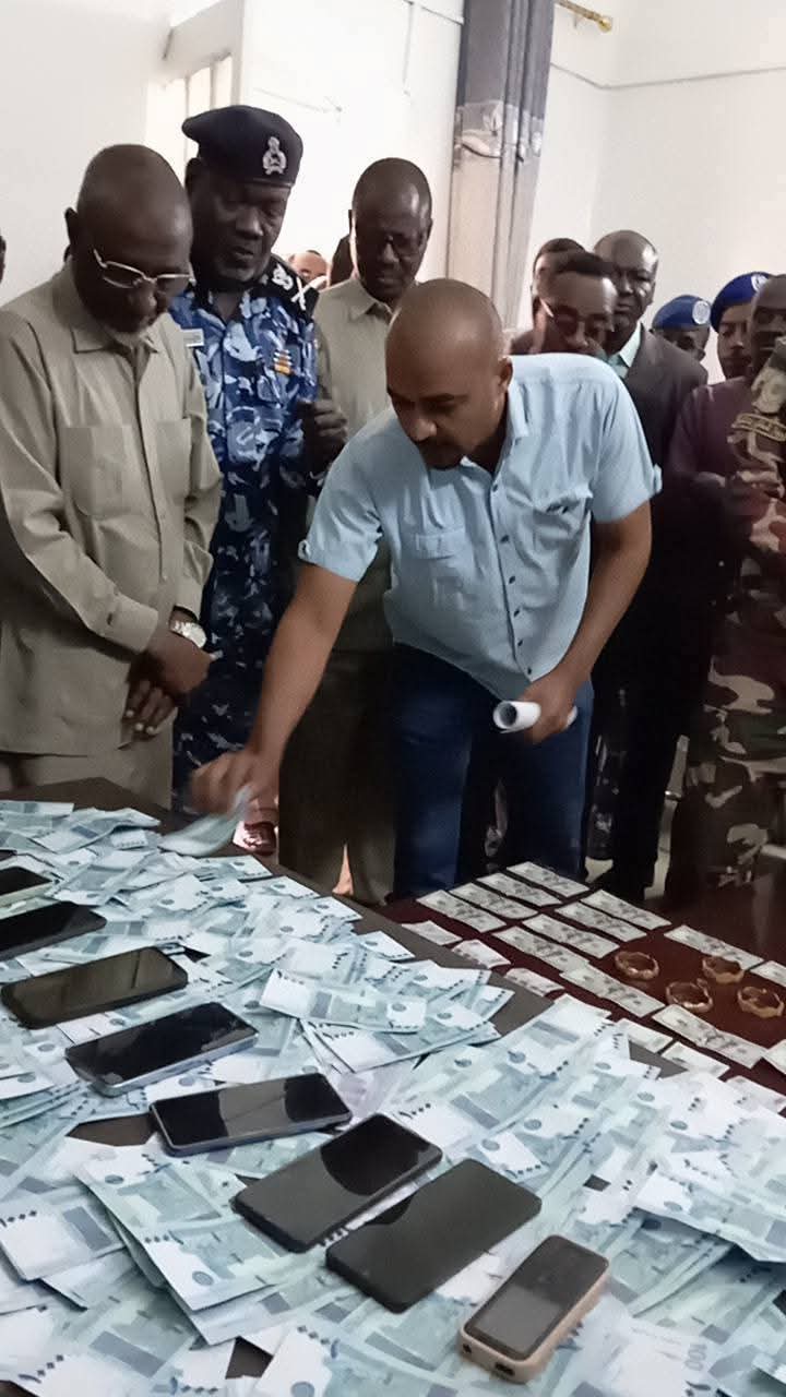 ضبط كميات من الذهب والعملات المزيفة بهذه المدينة 11 IMG 20250102 WA0032