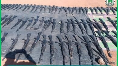 بعد مطاردة عنيفة وإطلاق نار.. إحباط تهريب كميات من أسلحة