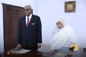 موظفان حكوميان يؤديان القسم أمام البرهان 13 e0cfc97c b7a4 49c8 a4ee af0564ac9a93