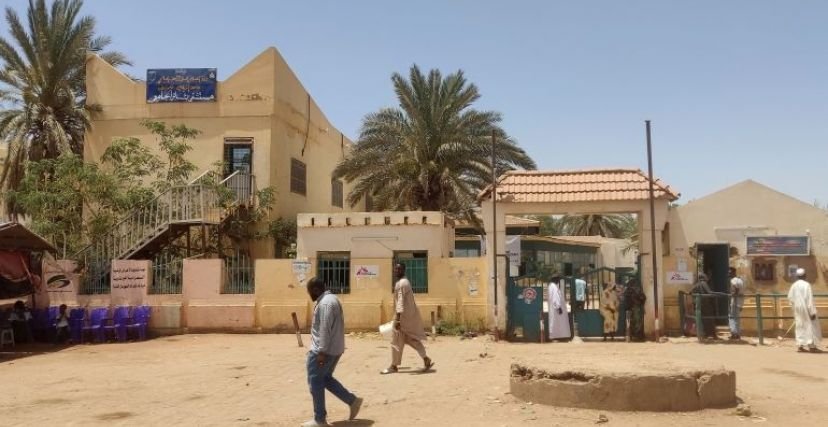 المليشيا تقوم بسرقة عربة إسعاف تابعة لمستشفى 11 ١٢ ١٦ ٣٩ مستشفى بشائر الجامعي
