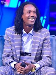 وزير يشيد بالفنان عاطف السماني