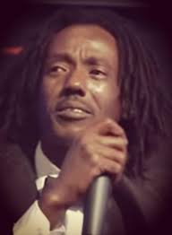 وزير يشيد بالفنان عاطف السماني