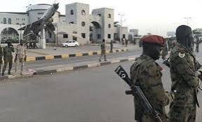 رجل أعمال يتبرع بأثاث للقيادة