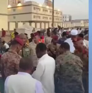 البرهان يتناول الإفطار مع المواطنين في بورتسودان