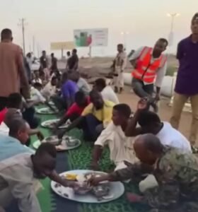 البرهان يتناول الإفطار مع المواطنين في بورتسودان