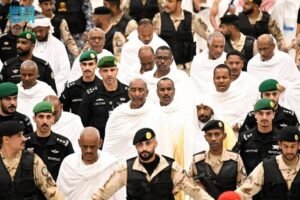 البرهان يؤدي شعيرة العمرة