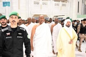 البرهان يؤدي شعيرة العمرة