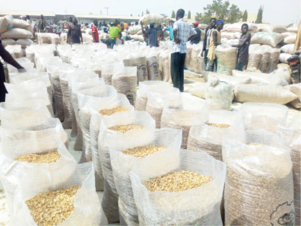 ارتفاع غير مسبوق في اسعار المحاصيل 11 Farm produce at a grains market near Abuja