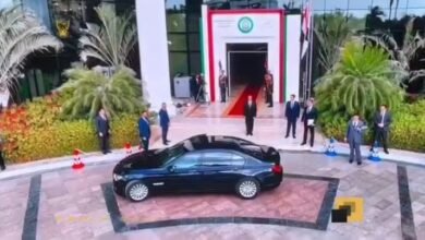 شاهد | مشهد استقبال رئيس مجلس السيادة الفريق أول ركن عبد الفتاح البرهان من قبل الرئيس المصري 16 Screenshot 20250304 205230 WhatsAppBusiness