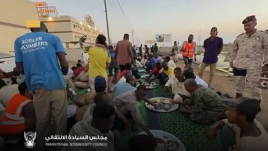 البرهان يتناول الإفطار مع المواطنين في بورتسودان 17 ٢٣ ٣٨ ٣٣ FB IMG 1741971599794