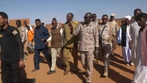 والي الخرطوم يطمئن مواطني الجموعية بعودة قريبة لديارهم 12 والي الخرطوم يطمئن مواطني الجموعية بعودة قريبة لديارهم قام والي