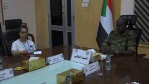 والي الخرطوم يودع طلبا لدى المنظمات الدولية