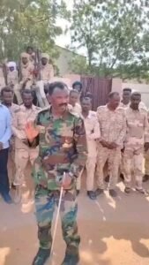 الكشف عن تسليم قائد مليشي بارز للقوات المسلحة