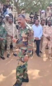 الكشف عن تسليم قائد مليشي بارز للقوات المسلحة