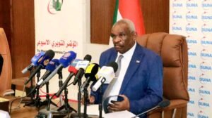 وزير العمل يحسم أمر زيادة سن المعاش