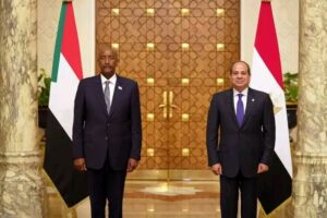 زارها للمرة الخامسة.. كيف يقرأ المراقبون زيارة البرهان لأرض الكنانة
