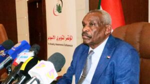 وزير العمل يناقش قضايا الخدمة العامة 13 وزير العمل يناقش قضايا الخدمة العامة