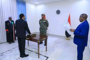 د كامل إدريس يؤدي القسم أمام البرهان رئيسا لمجلس الوزراء 13 د كامل إدريس يؤدي القسم أمام البرهان رئيسا لمجلس الوزراء