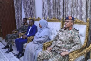 أول اجتماع بين مجلس السيادة ورئيس الوزراء.. ماذا قال 