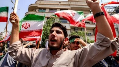 إسرائيل تشن غارات على إيران ومقتل قائد الحرس الثوري