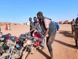 شرطة الخرطوم تفرض طوقا أمنيا على مناطق عشوائية.. ماذا وجدت!