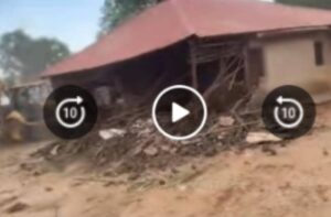 هدم منزل ضابط كبير بالجنوب وطرد أسرته 12 هدم منزل ضابط كبير بالجنوب وطرد أسرته
