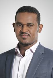 مذيع سوداني يظهر بالجلباب والعمة في قناة شهيرة 13 مذيع سوداني يظهر بالجلباب والعمة في قناة شهيرة