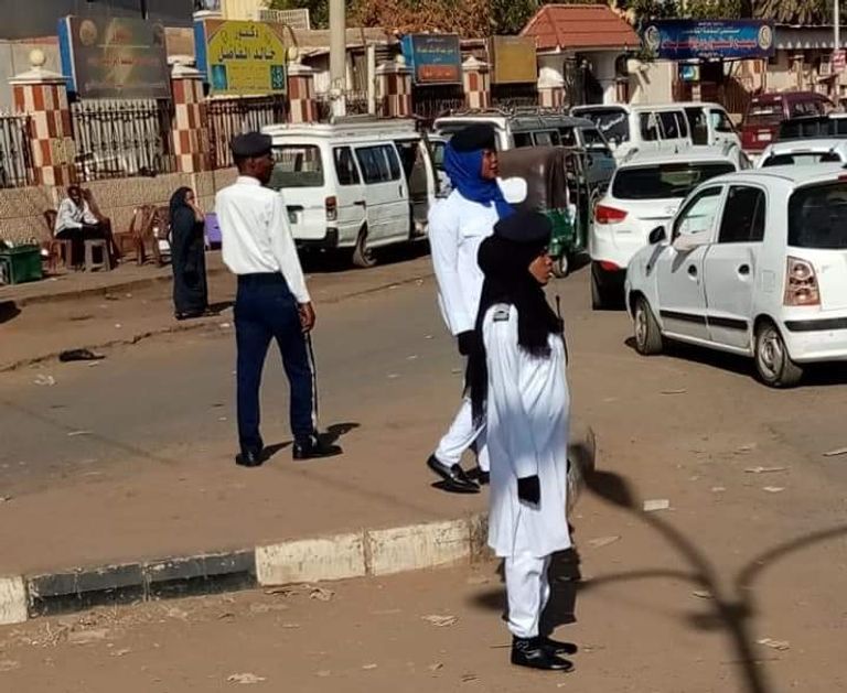 سلوك لا يشبه شرطة المرور.. محاولة اعتداء شرطي على مواطن 11 78 010240 police women sudan 3