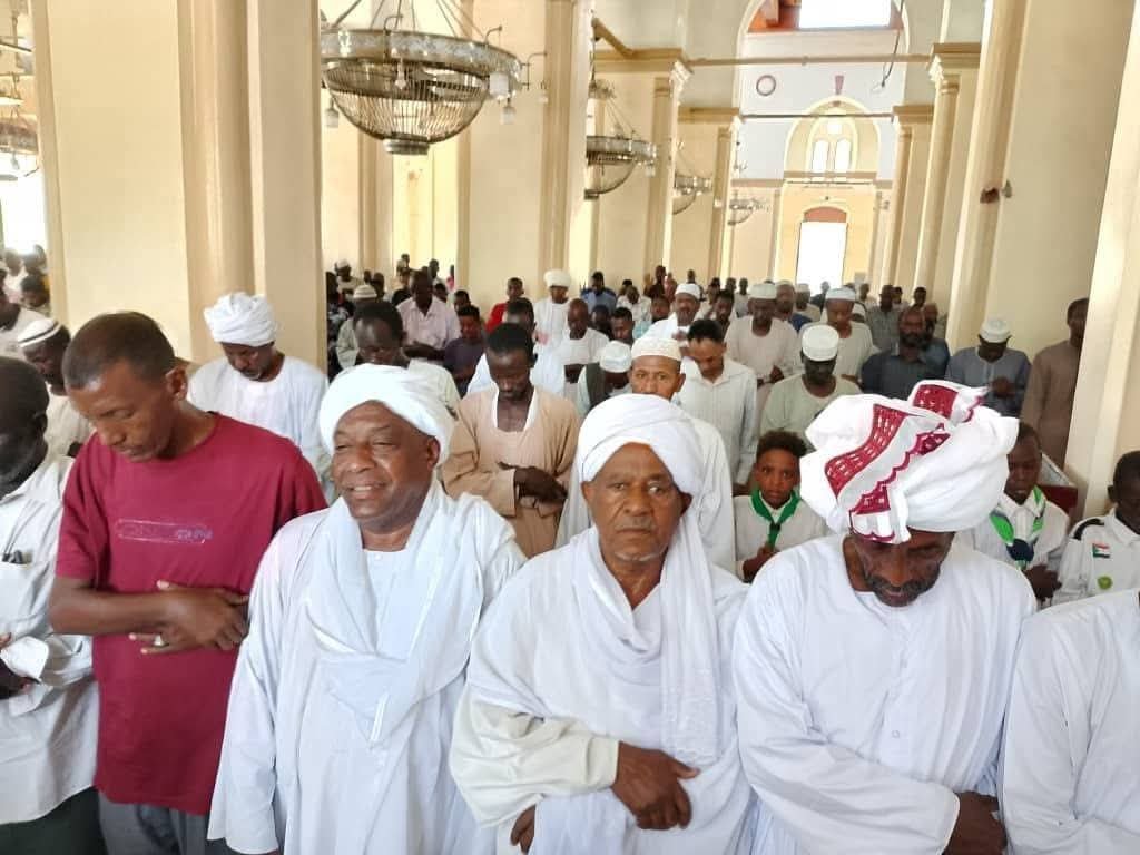 بالصور | المصلون يعودون للجامع الكبير بالخرطوم 11 IMG 20250718 WA0020