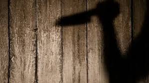 مقتل لاجئ إريتري طعنًا في مركز للنازحين 