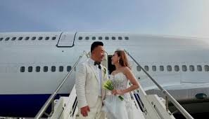 حفل زفاف في داخل متن طائرة