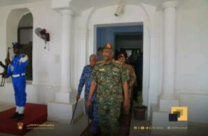 البرهان ينضم بشكل مفاجئ لمؤتمر صحفي بالخرطوم 13 البرهان ينضم بشكل مفاجئ لمؤتمر صحفي بالخرطوم