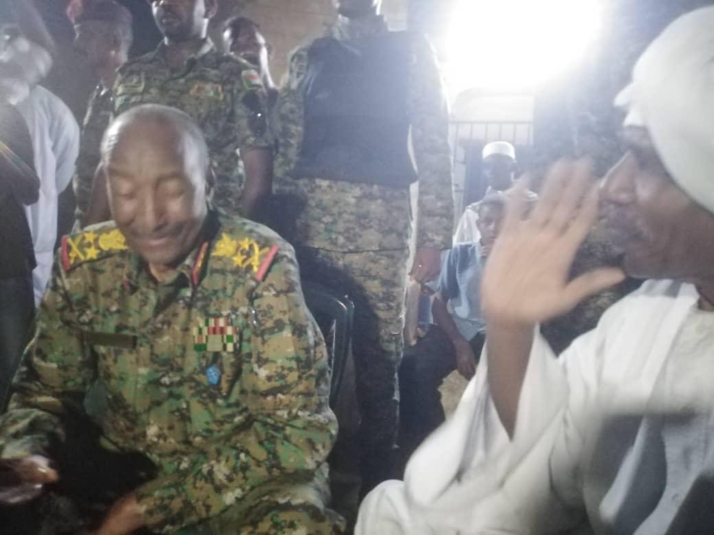 البرهان يفاجئ دار النادي الاهلي شندي.. ماذا قال لهم!! 11 IMG 20250831 WA0027