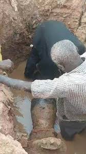 مفاجأة في خط ناقل المياه بأمبدة.. ماذا وجد الفريق الهندسي!