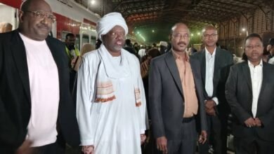 رؤساء تحرير الصحف السودانية يستقبلون قطار منظومة الصناعات الدفاعية بمحطة السد العالي ويودّعون العائدين إلى الوطن 18 IMG 20250929 WA0038