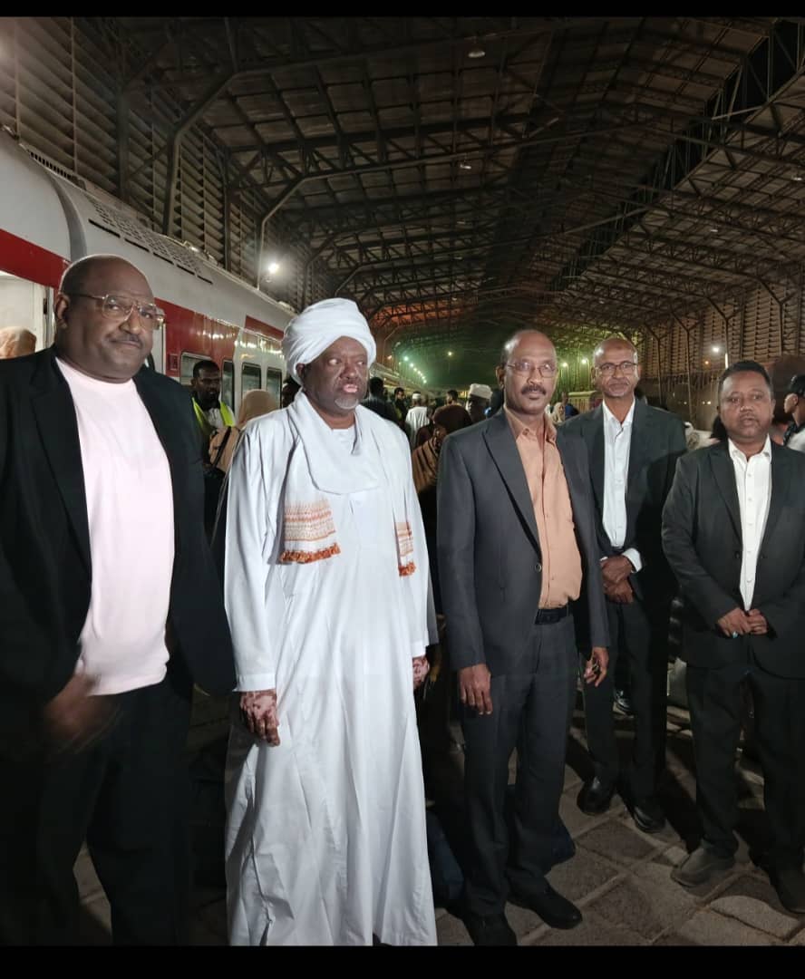 رؤساء تحرير الصحف السودانية يستقبلون قطار منظومة الصناعات الدفاعية بمحطة السد العالي ويودّعون العائدين إلى الوطن 11 IMG 20250929 WA0038
