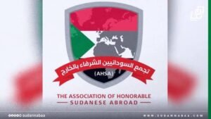 تجمع السودانيين بالخارج يقدم درع الشرفاء للملحق العسكري بلندن