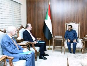 رئيس الوزراء يتحدث عن شراكة مع المنظمات الدولية لدعم العملية التعليمية 