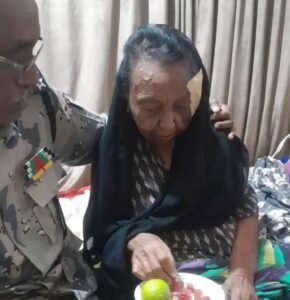 والي الشمالية يتفقد الفنانة بلفيس عوض