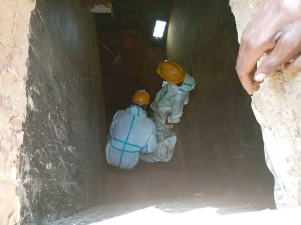 انتشال رفات جثتين قامت المليشيا بإعدامهما وألقت بهما داخل بئر بمنزل 11 IMG 20251021 WA0042