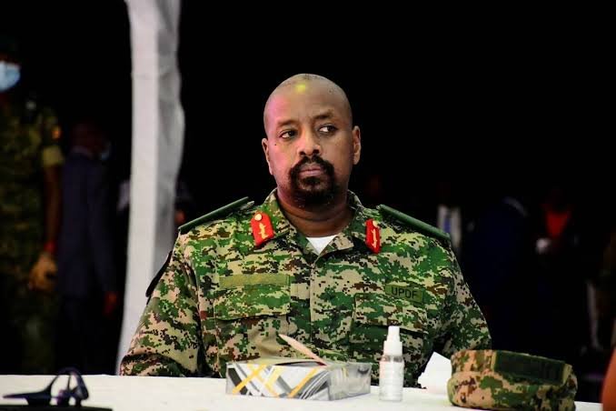 السفير السوداني يلتقي قائد قوات الدفاع الأوغندية.. ماذا هناك!! 11 images 10 3