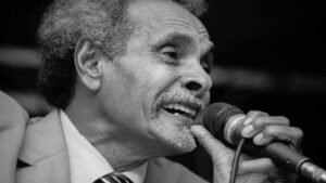 عركي يغني لإبنه سيزار