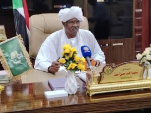 والي القضارف يطيح بمسؤولين بحكومته 