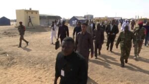 رئيس الوزراء مع النازحين بالدبة.. كيف وجد حالهم!! 13 رئيس الوزراء مع النازحين بالدبة.. كيف وجد حالهم!!
