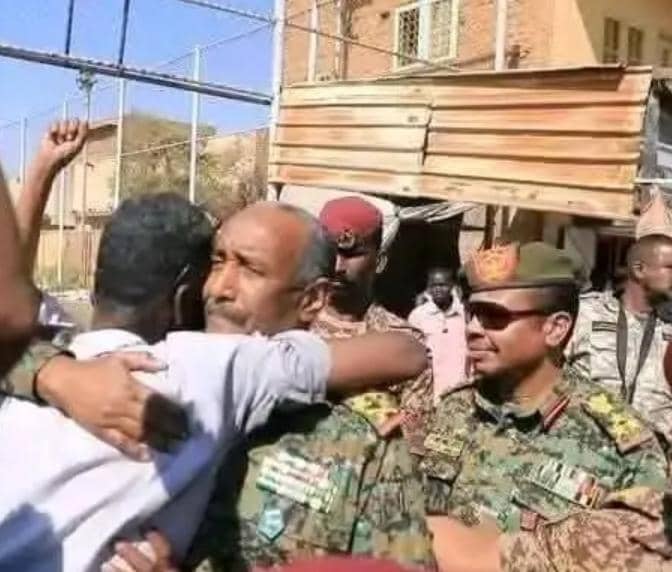 قبل قليل.. البرهان وسط المواطنين بالسوق المركزي 11 IMG 20251103 WA0004 1