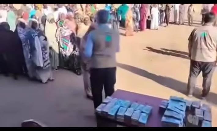 مشهد يدعو للدهشة.. مواطنون من دولة عربية يوزعون اموالاً على نساء الفاشر! 11 IMG 20251112 WA0013