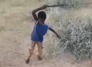 ‏الفاشر.. مشهد صادم.. طفل يعذب شخصا أعزل مقيد اليدين!!