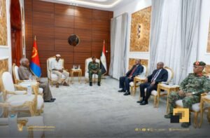 رئيس الوزراء مع النازحين بالدبة.. كيف وجد حالهم!! 