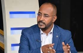 الصحفي عزمي يقاضي سونا ومستشار رئيس الوزراء