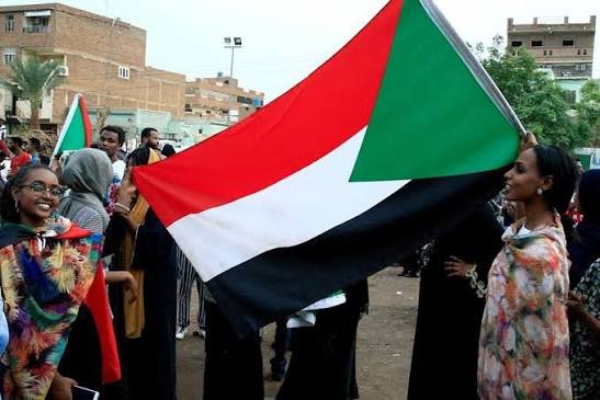 رجل أعمال يدعم اقتصاد السودان بإجراء مفاجئ! 11 images 24 4